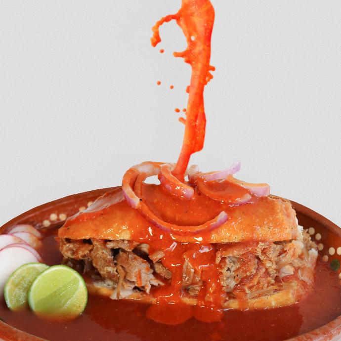 Torta ahogada tapatía hecha con birote salado