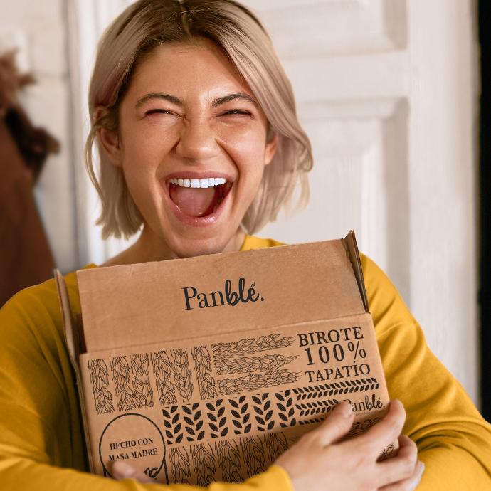 Mujer reibe caja de birote salado y se pone feliz